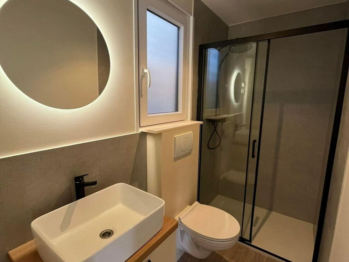 caravan Two Bedroom Mobile Home with Terrace and Sea View - Features photo 5