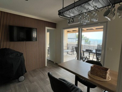 caravan Two Bedroom Mobile Home with Terrace and Sea View - Features photo 3