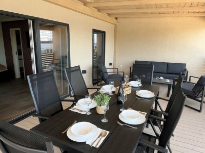 caravan Two Bedroom Mobile Home with Terrace and Sea View - Features photo 4