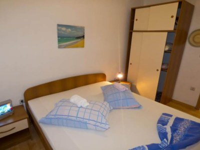 Apartment Beachfront Apartments Plaža - Two Bedroom Apartment A4 - Features photo 9