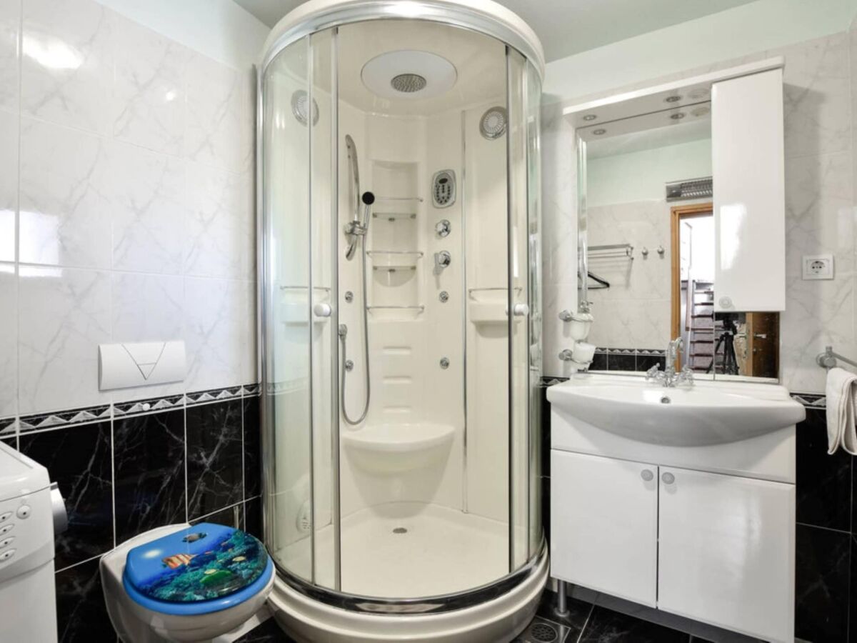 Holiday house Peaceful Island Haven with Pool, BBQ & Games Area - Four Bedroom Holiday Home - Features photo 5