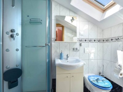 Holiday house Peaceful Island Haven with Pool, BBQ & Games Area - Four Bedroom Holiday Home - Features photo 11