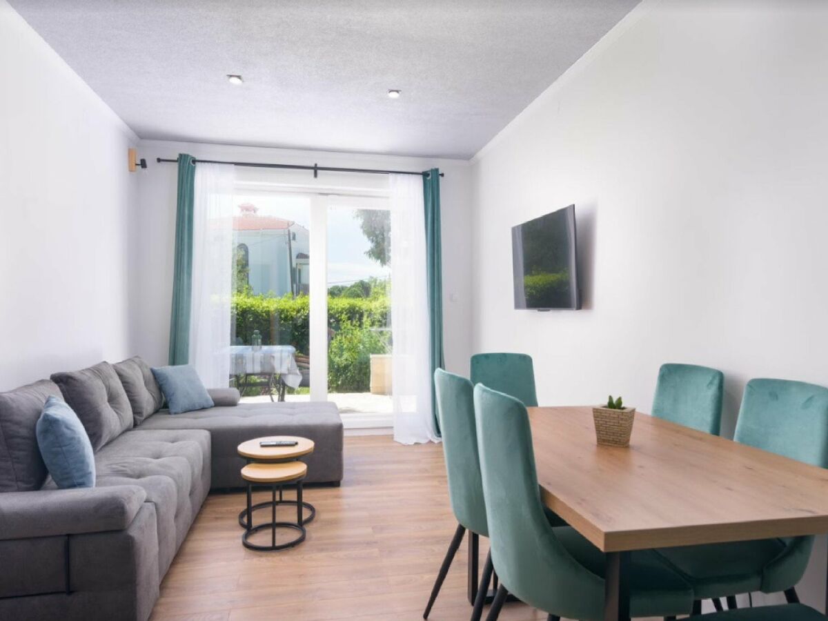 Apartment Apartments Vujina - One Bedroom apartment and Balcony - Features photo 2