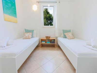 Apartment Lumbarda Resort Apartments - Comfort Two-Bedroom Apartment D8 - Features photo 14