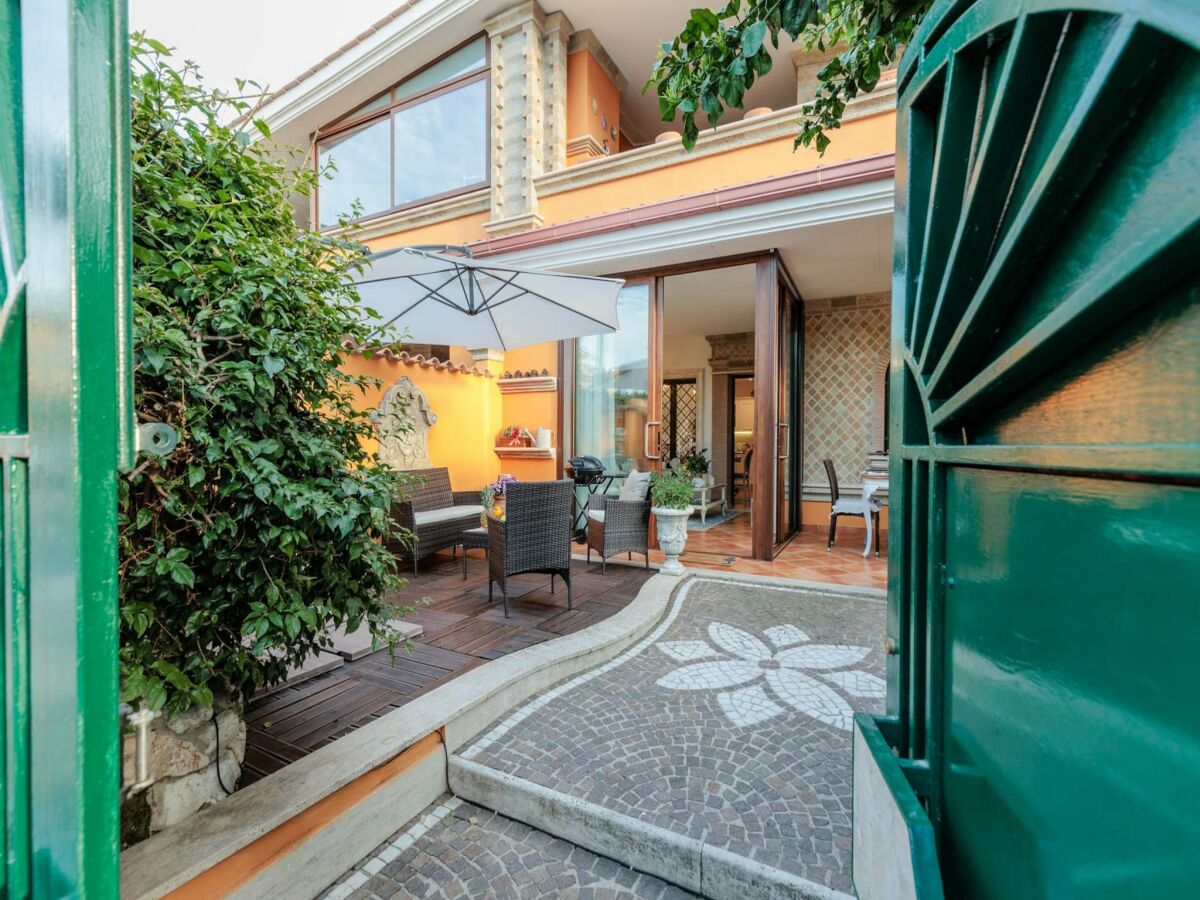Villa Apartment near Ostia Antica with Jacuzzi