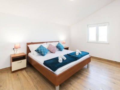 Apartment Apartments Mistral - Three Bedroom Apartment with Balcony and Shared Pool - Features photo 12