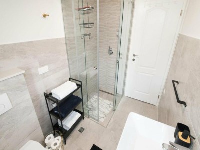 Apartment Apartments Mistral - Three Bedroom Apartment with Balcony and Shared Pool - Features photo 13