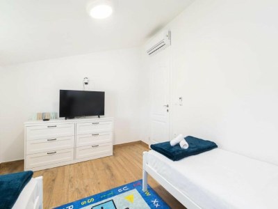 Apartment Apartments Mistral - Three Bedroom Apartment with Balcony and Shared Pool - Features photo 14