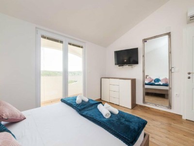 Apartment Apartments Mistral - Three Bedroom Apartment with Balcony and Shared Pool - Features photo 15