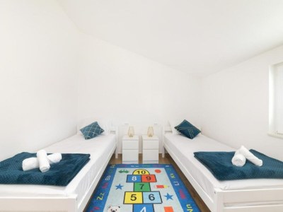 Apartment Apartments Mistral - Three Bedroom Apartment with Balcony and Shared Pool - Features photo 18