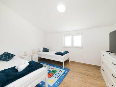 Apartment Apartments Mistral - Three Bedroom Apartment with Balcony and Shared Pool - Features photo 21