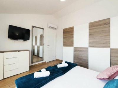 Apartment Apartments Mistral - Three Bedroom Apartment with Balcony and Shared Pool - Features photo 23