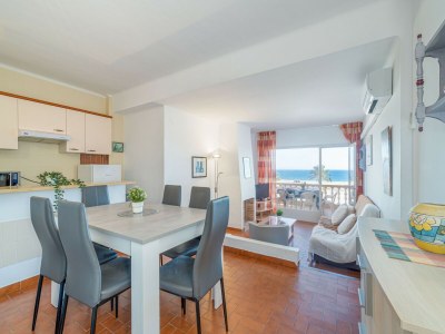 Apartment Beachfront Apartment in Empuriabrava with Pool - Features photo 10