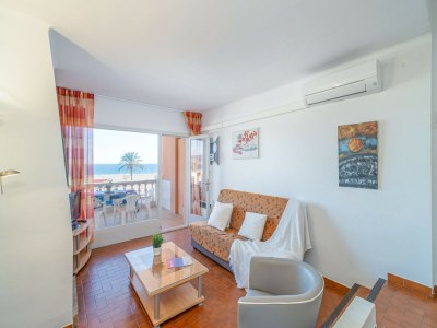 Apartment Beachfront Apartment in Empuriabrava with Pool - Features photo 14