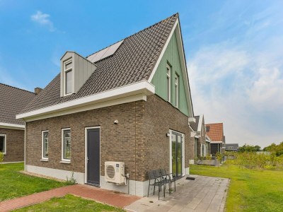 Holiday park Holiday Home in Medemblik with Private Jetty in Medemblik - Holiday park