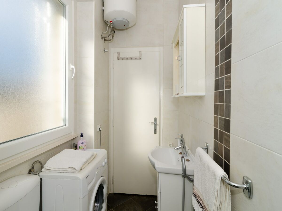 Apartment Apartment Red Orange - Two-Bedroom Apartment with Terrace - Features photo 5