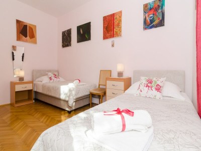 Apartment Apartment Red Orange - Two-Bedroom Apartment with Terrace - Features photo 4