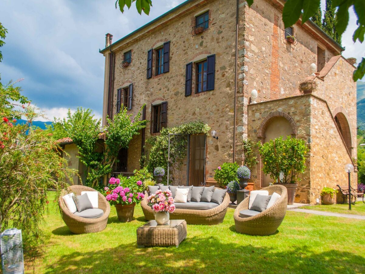 Farmhouse Family Villa close to Beaches and Lucca