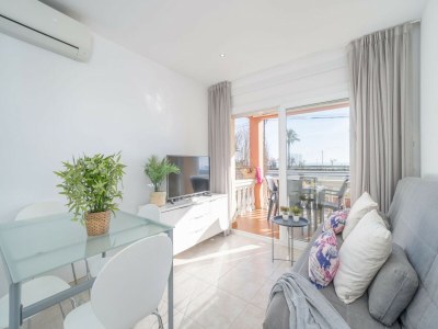 Apartment Stylish beachfront apartment in Ampuriabrava - Features photo 9