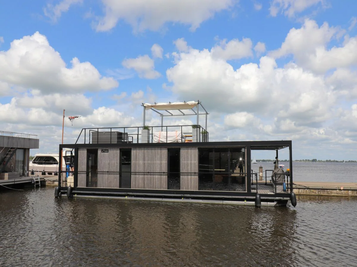House boat Houseboat with sauna & fantastic view Offingawier