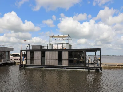 House boat Houseboat with sauna & fantastic view Offingawier in Uitwellingerga - House boat