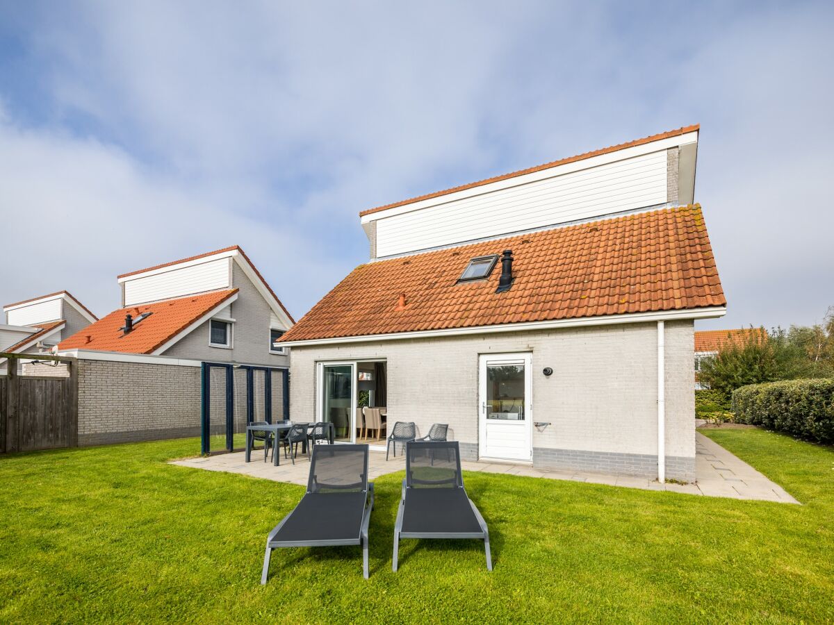 Holiday park Villa in Zeeland near the Beach