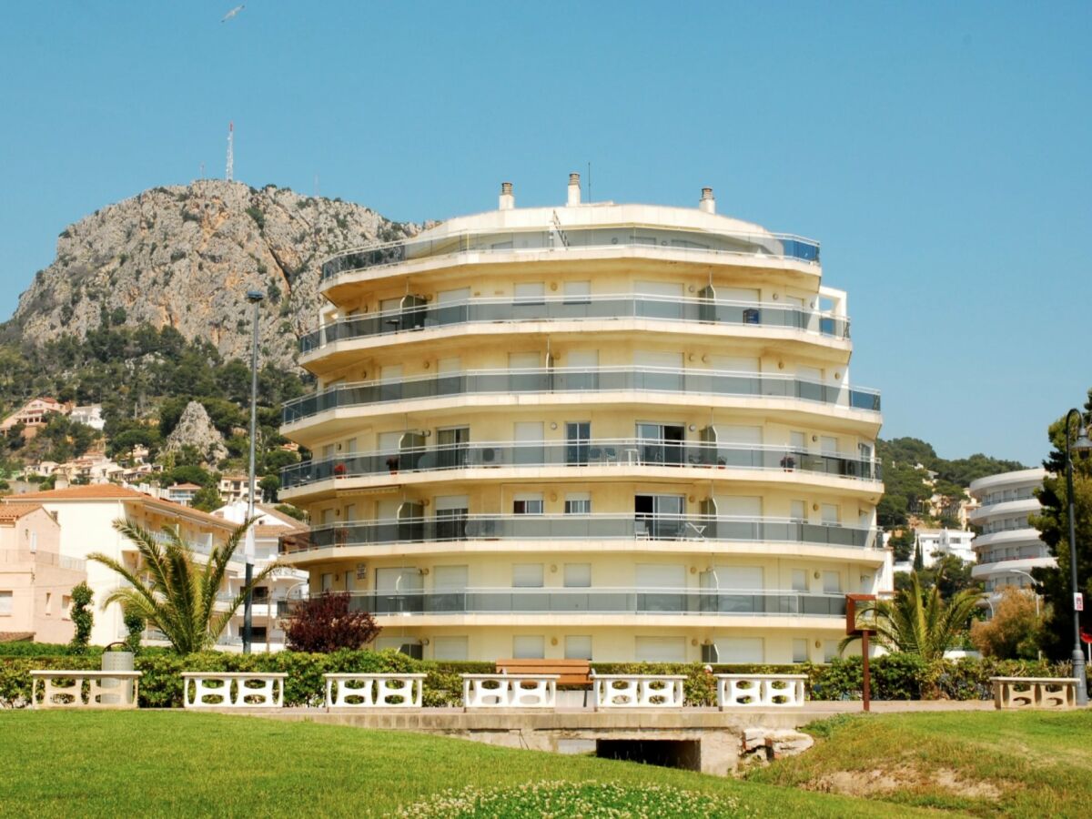 Apartment Beachfront Apartment in Estartit with Garden