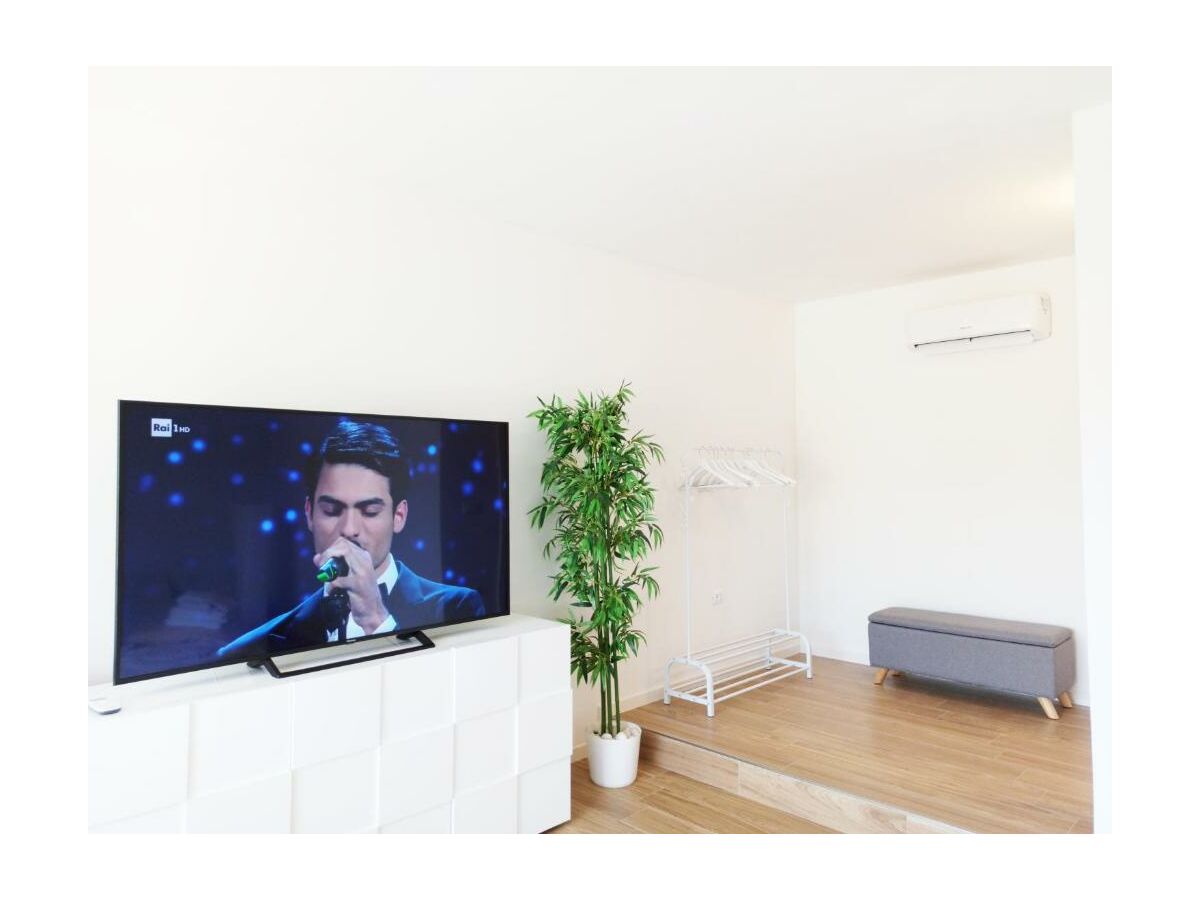 Holiday house Elegant Basement Suite - Outdoor photo 5