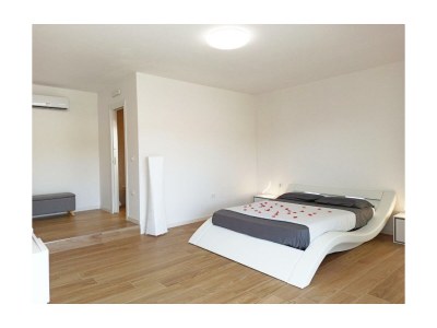 Holiday house Elegant Basement Suite - Outdoor photo 3