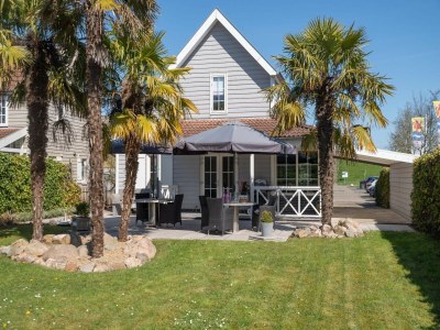 Holiday park 6-person house with a beautiful garden - Outdoor photo 2