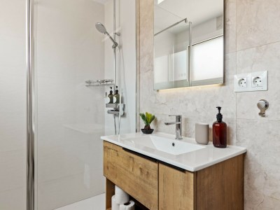 Apartment Stylish Stay with Pool & Sea Views - Features photo 7