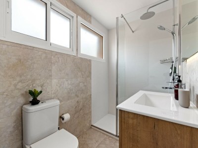 Apartment Stylish Stay with Pool & Sea Views - Features photo 9