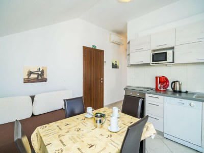 Apartment Villa Samba - Comfort One Two-Bedroom Apartment with Balcony and Sea View - gasi se - Features photo 8