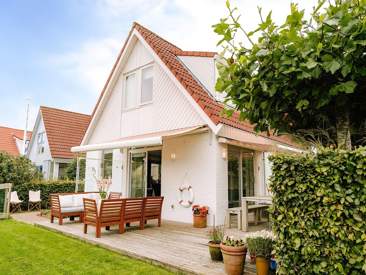 Holiday house Nice holiday home on the water in Grou - Outdoor photo 3