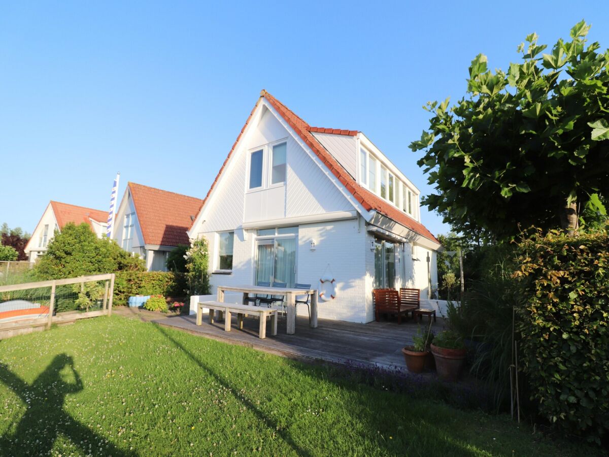 Holiday house Nice holiday home on the water in Grou - Outdoor photo 4