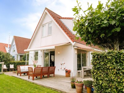 Holiday house Nice holiday home on the water in Grou - Outdoor photo 3