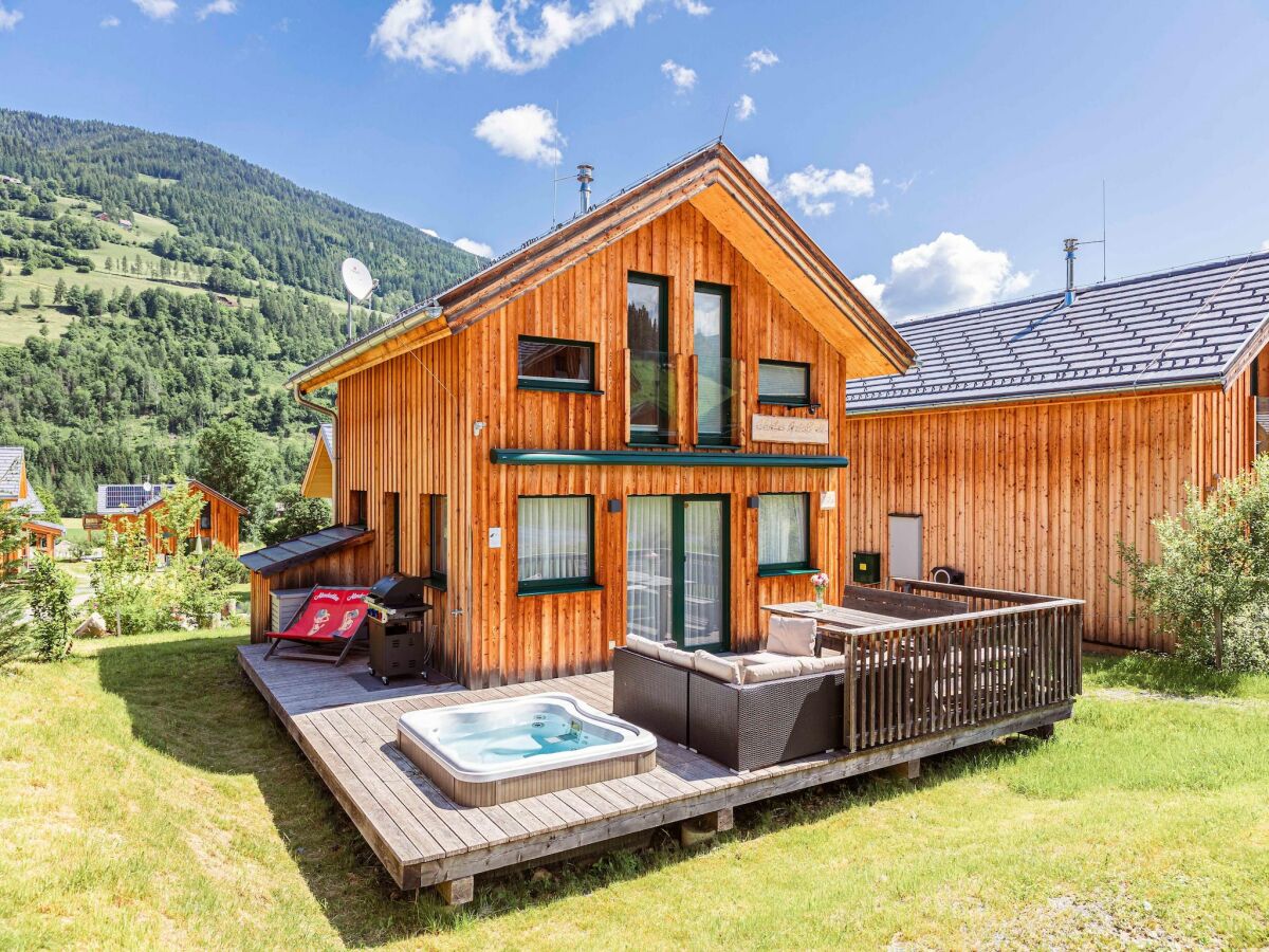 Holiday park Großzügiges Chalet mit Whirlpool