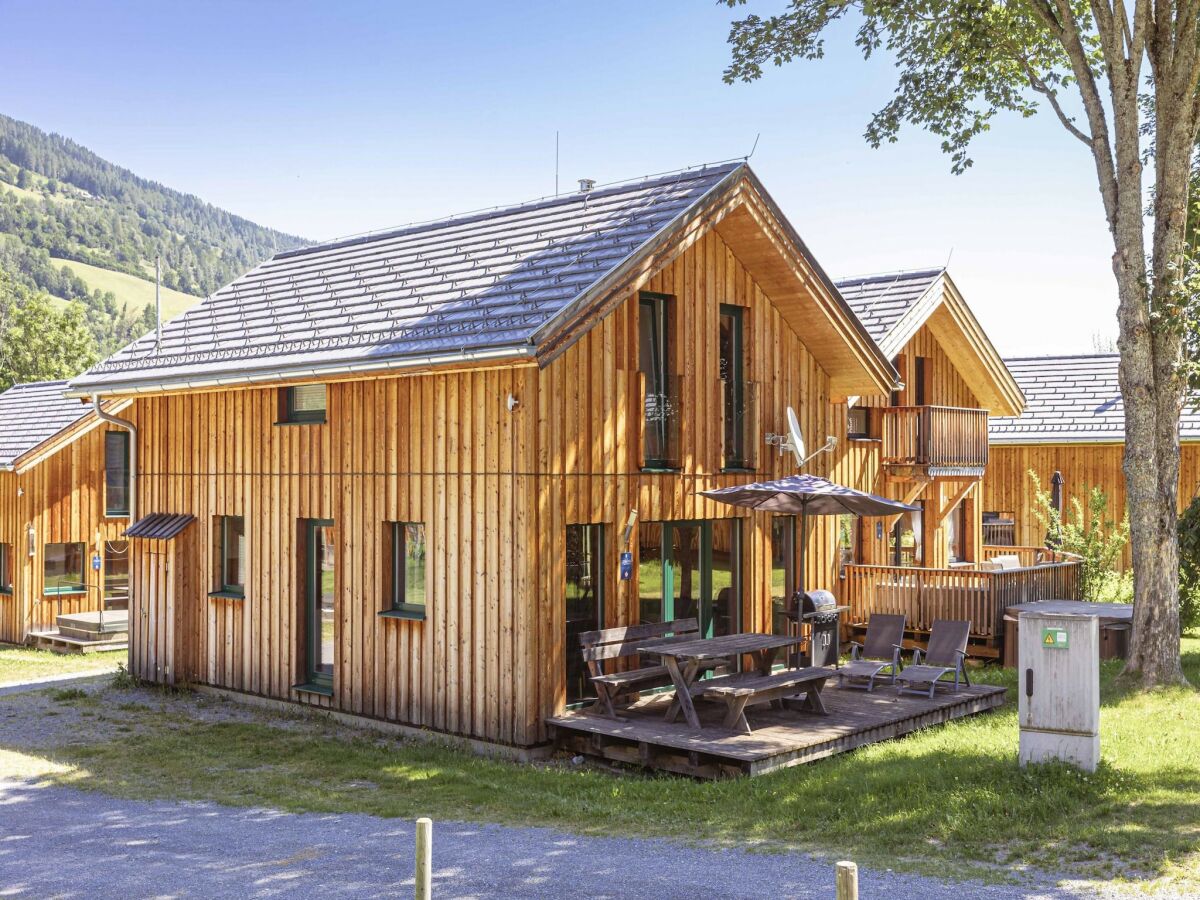 Holiday park Chalet with indoor hot tub