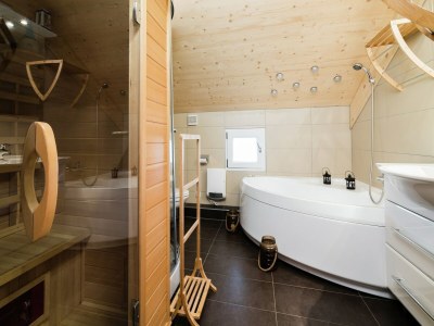 Holiday park Appealing chalet with hot tub - Features photo 16