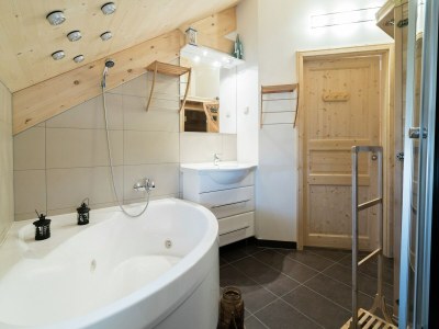 Holiday park Appealing chalet with hot tub - Features photo 21