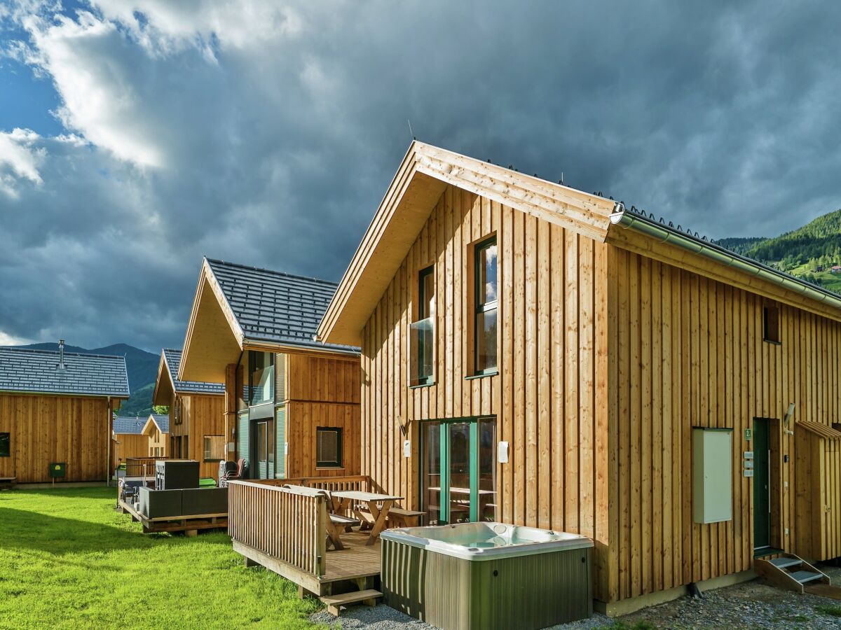 Holiday park Appealing chalet with hot tub