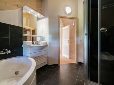 Holiday park Appealing chalet with hot tub - Features photo 11