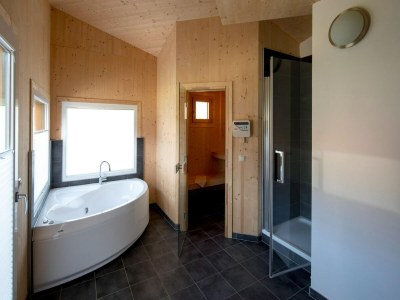 Holiday park Ansprechendes Chalet mit Sauna und Whirlpool - Features photo 19