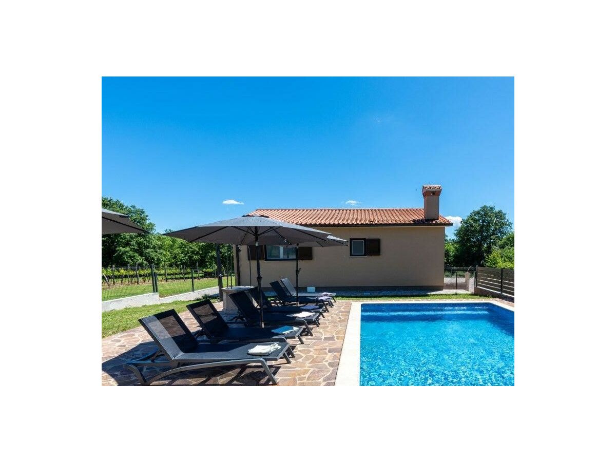 Holiday house No title