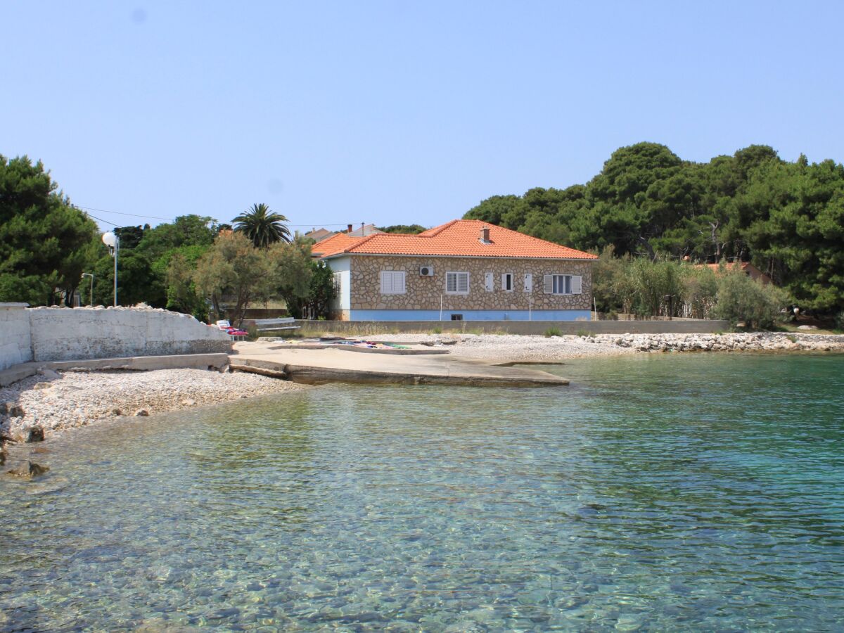 Apartment Two bedroom apartment near beach Ugljan A-828-a