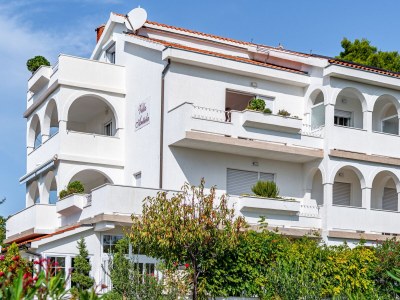 Apartment Two bedroom apartment with terrace and sea view Banjol, Rab A-5022-a - Outdoor photo 7