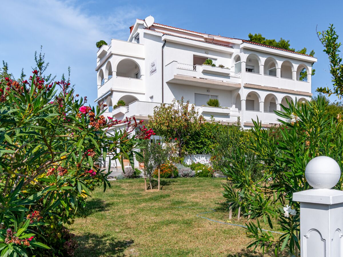 Apartment Two bedroom apartment with terrace and sea view Banjol, Rab A-5022-d - Outdoor photo 4