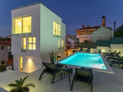 Villa Four-bedroom house with terrace and sea view Trogir K-17256 in Trogir - Villa