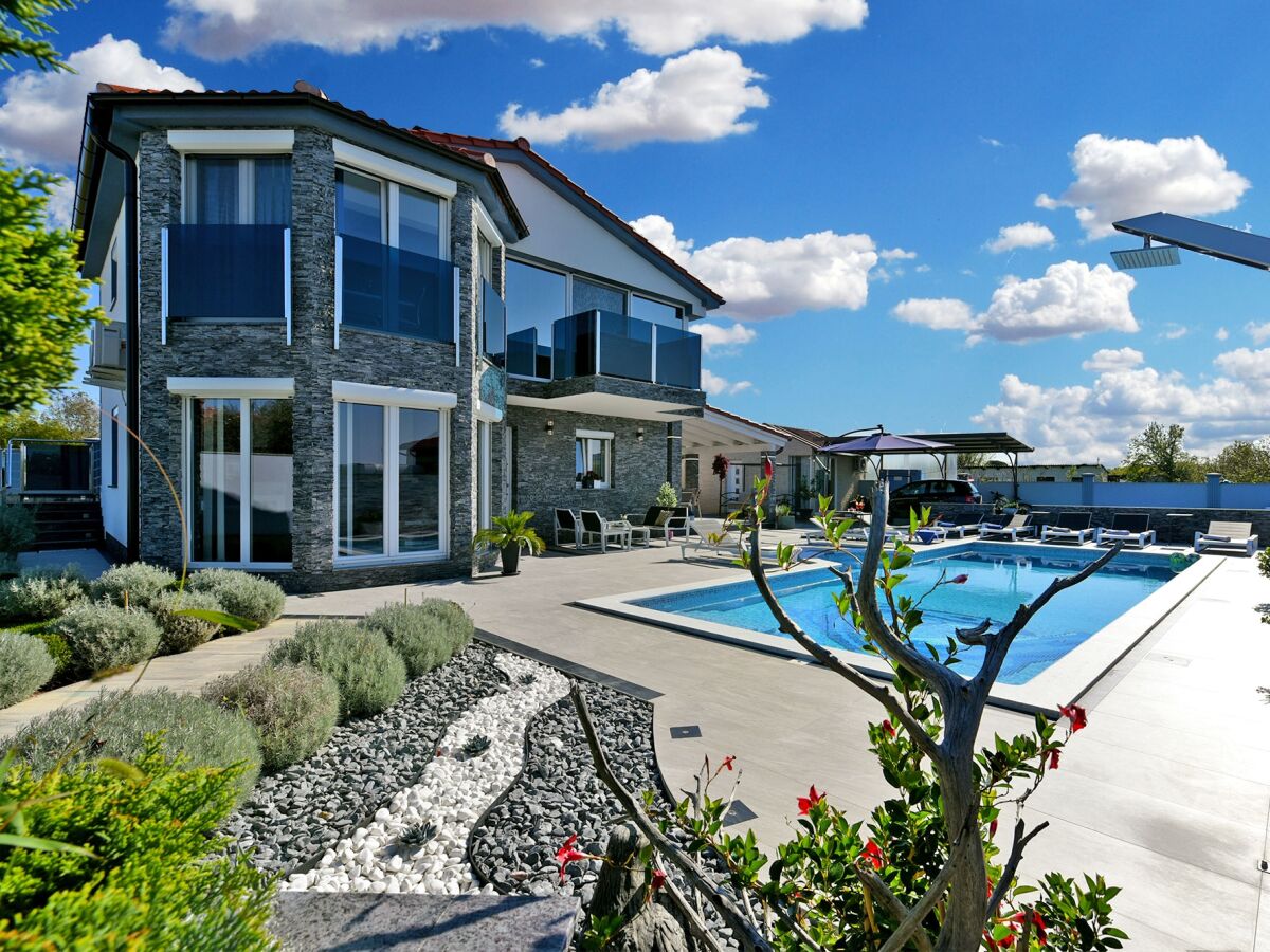 Holiday house Four-bedroom house with terrace Fažana K-19597