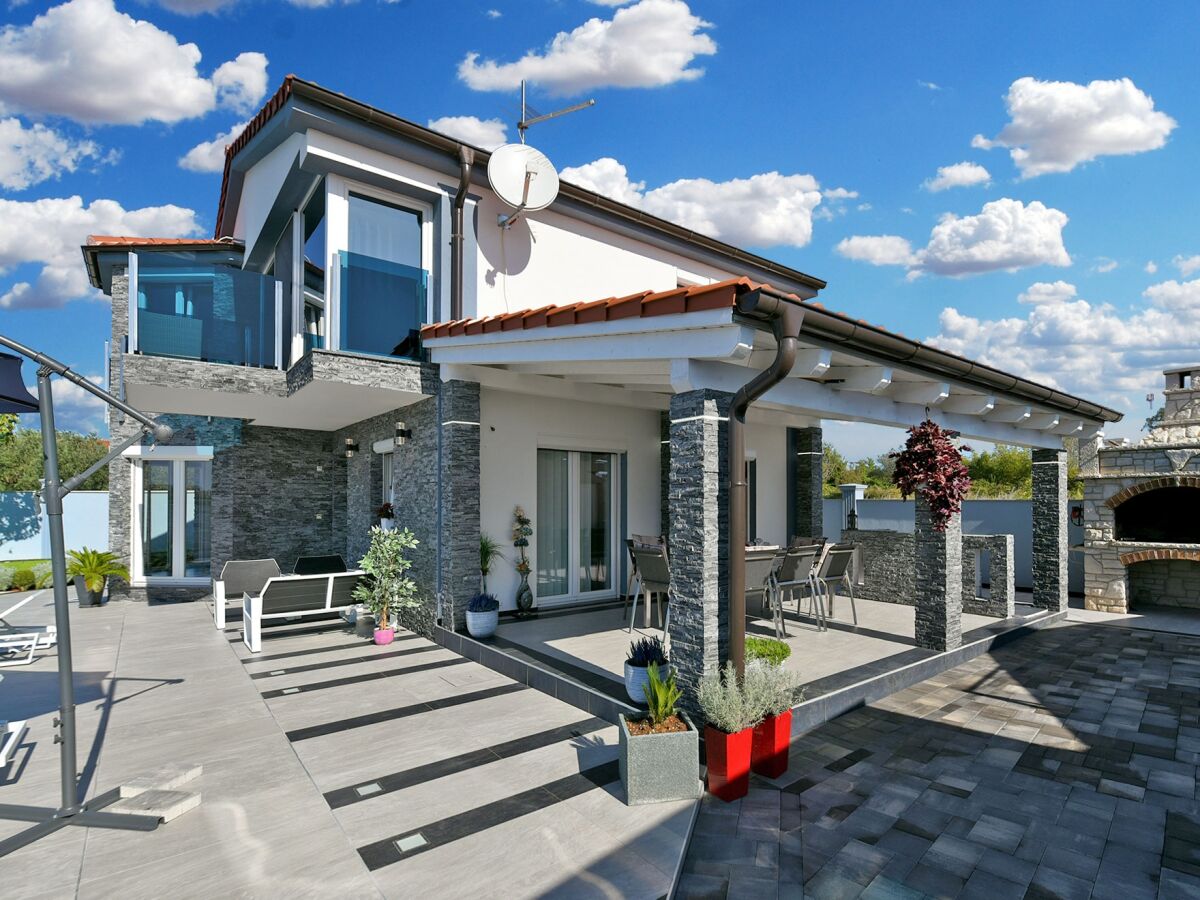 Holiday house Four-bedroom house with terrace Fažana K-19597 - Outdoor photo 5